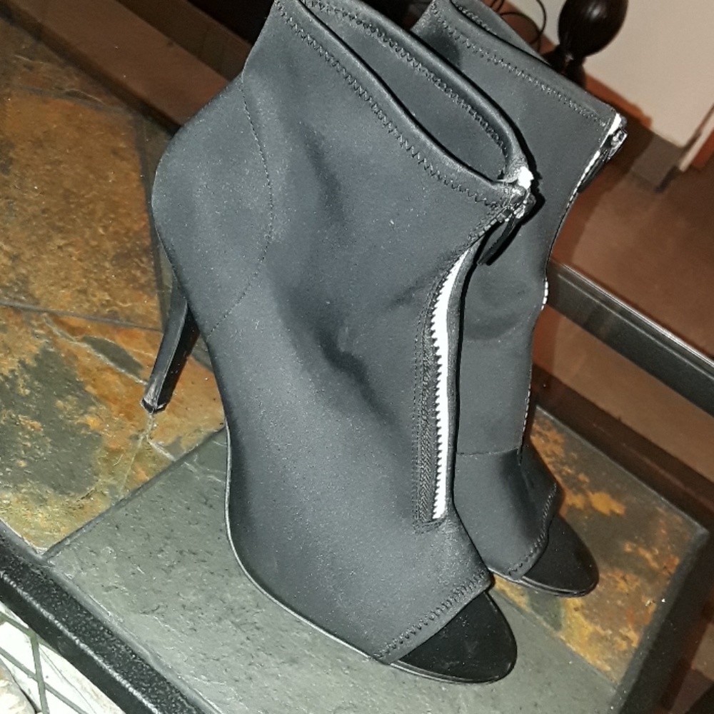 Zip up Peep toe booties